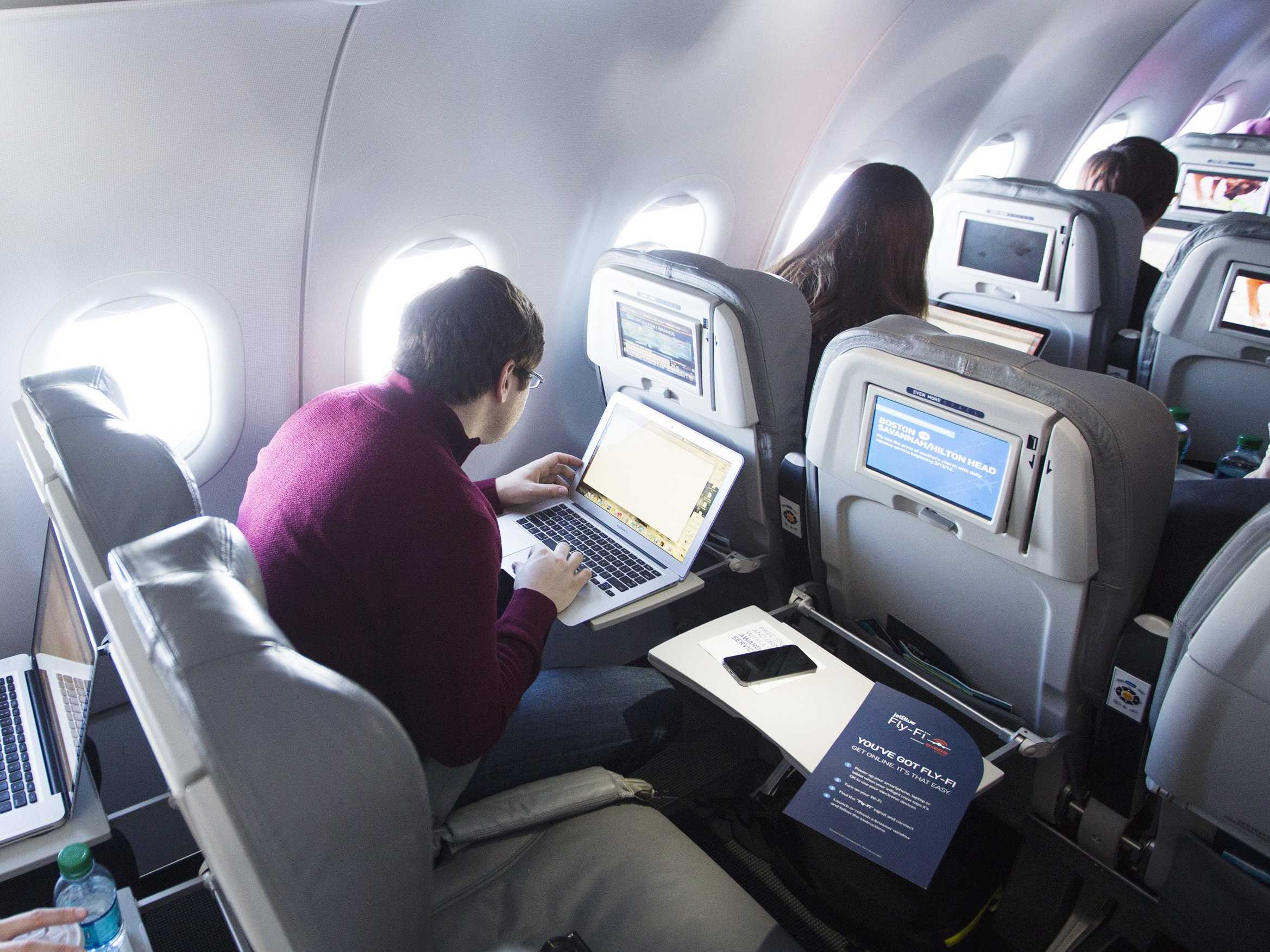 Зарядку можно в самолет. Wi-Fi в самолёте. Интернет в самолете. Ноутбук в самолете. Вай фай в самолете.